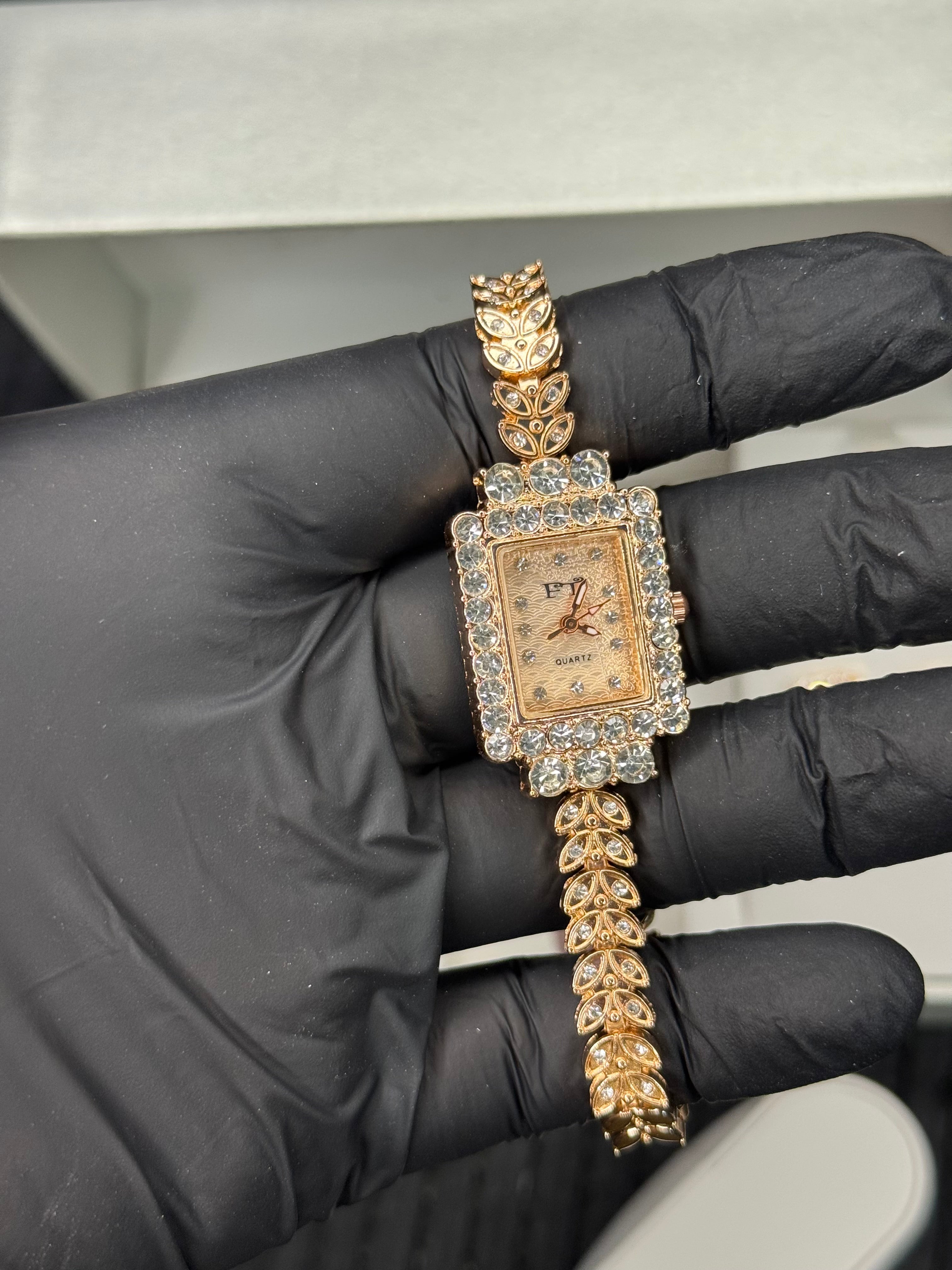 Watch with jewelry set